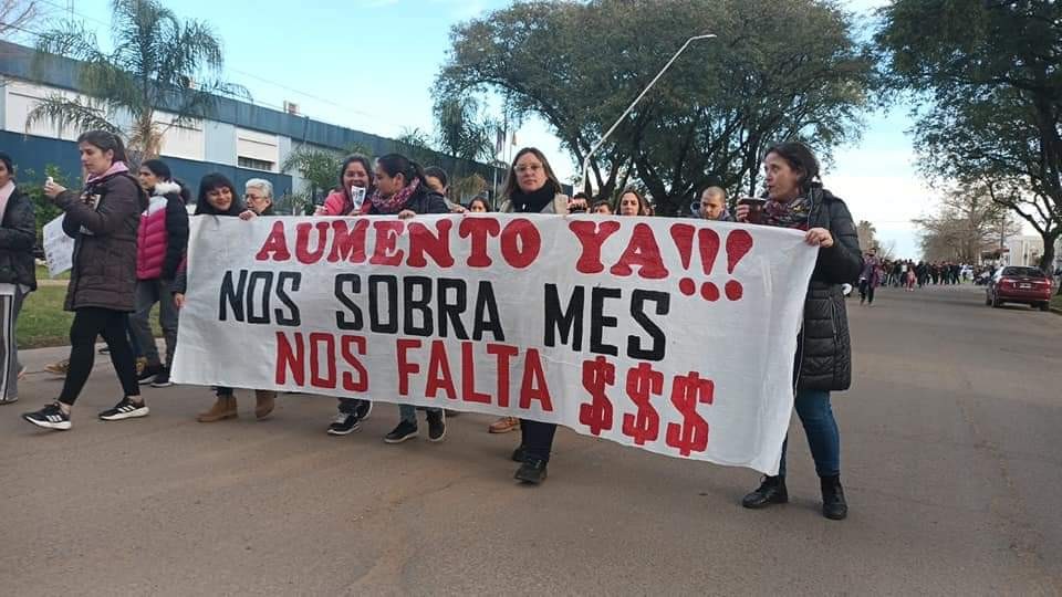 DOCENTES, ESTUDIANTES Y VECINOS CSE MANIFESTARON EN NUESTRA CIUDAD