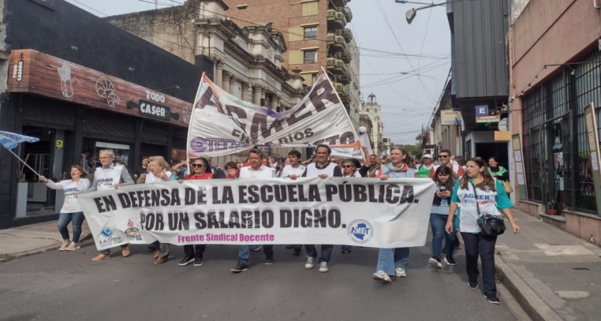 La docencia realizó una multitudinaria marcha contra los gobiernos de Frigerio y Milei