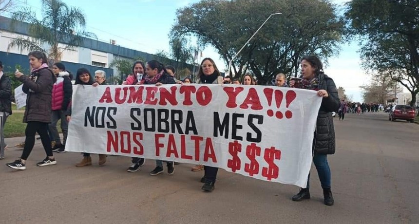 DOCENTES, ESTUDIANTES Y VECINOS CSE MANIFESTARON EN NUESTRA CIUDAD