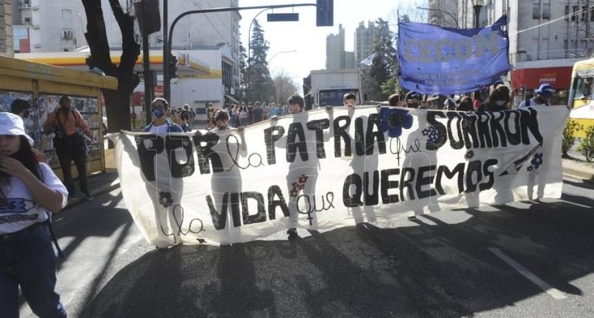 Con una caravana y una marcha, miles de estudiantes recuerdan 