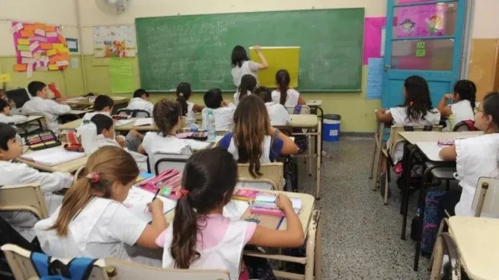 Día del Maestro: por el ajuste, el salario docente cayó a niveles de 2003