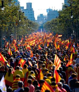 Miles de personas marcharon en contra de la independencia catalana
