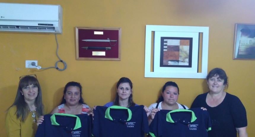 ENTREGA DE REMERAS A ALUMNOS DE LA LICENCIATURA EN COOPERATIVISMO Y MUTUALISMO 
