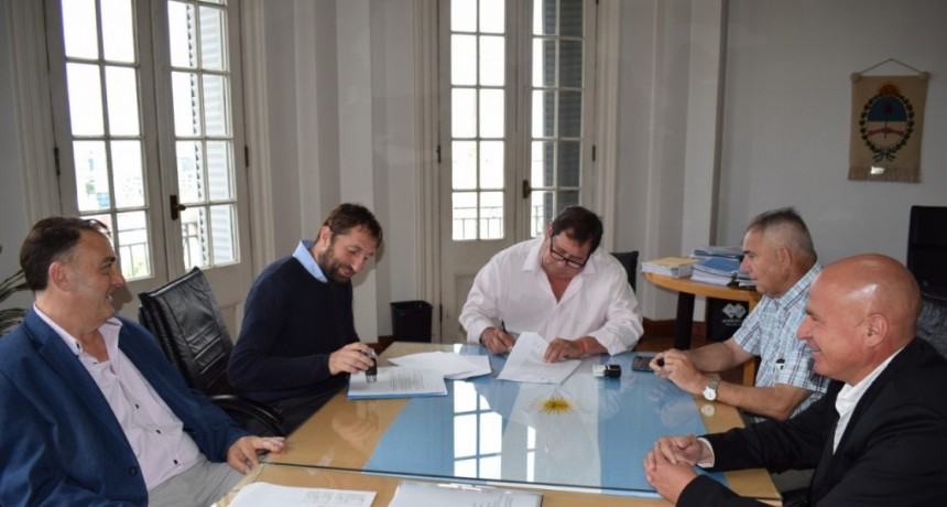 13 CUADRAS MAS DE PAVIMENTO PARA SAUCE DE LUNA. FIRMARON EL CONVENIO
