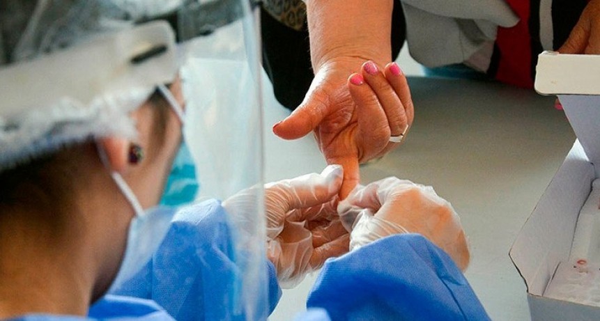 Anmat aprobó test: detecta “en segundos” presencia de anticuerpos contra Covid