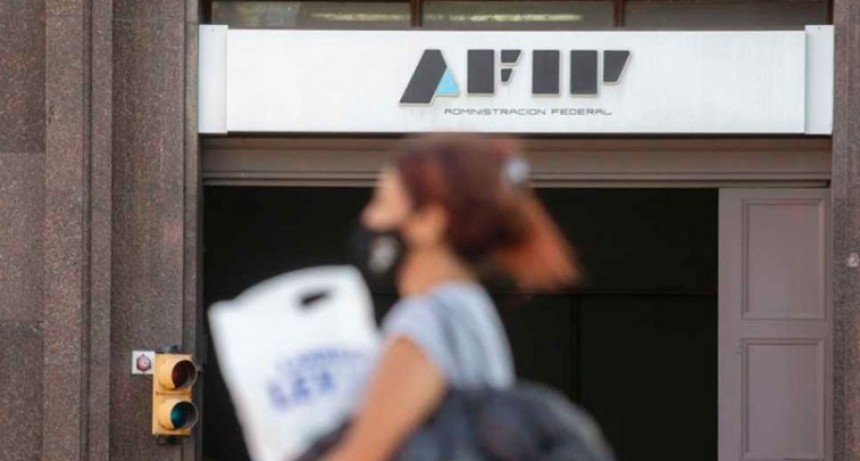 AFIP comenzará a devolver el 35% a monotributistas por compras de dólar ahorro
