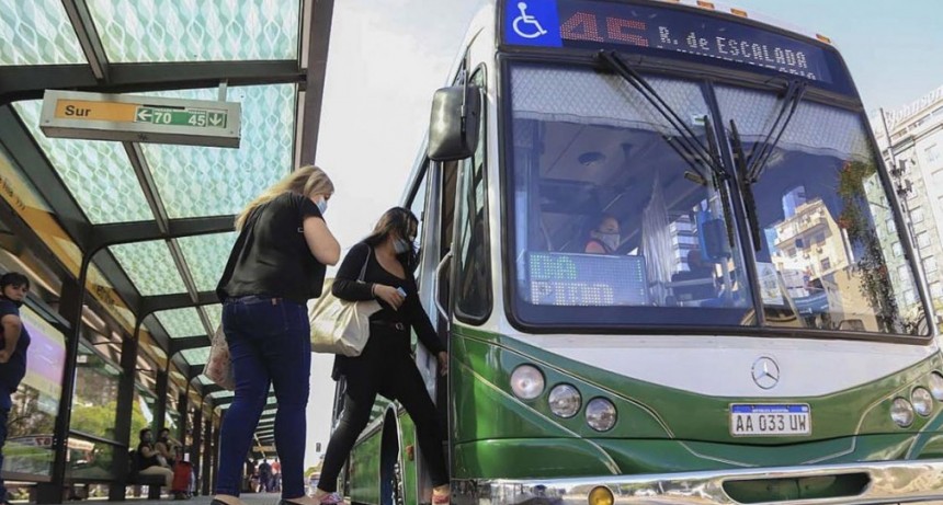 Conductores y pasajeros deberán seguir usando barbijos en unidades de transporte