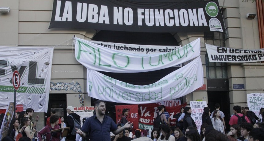 Durante la semana continuarán las medidas.             El paro universitario se cumplió con un gran acatamiento en todo el país