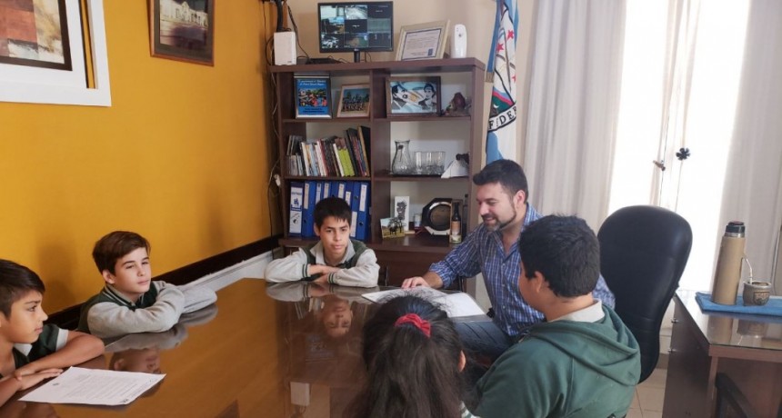 EL JEFE COMUNAL SE REUNIÓ CON ALUMNOS DEL INSTITUTO SECUNDARIO D-203 “NUESTRA SEÑORA DE LOURDES” 