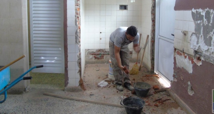 EL MUNICIPIO CONSTRUYE UN BAÑO PARA DISCAPACITADOS EN EL COMPLEJO POLIDEPORTIVO 