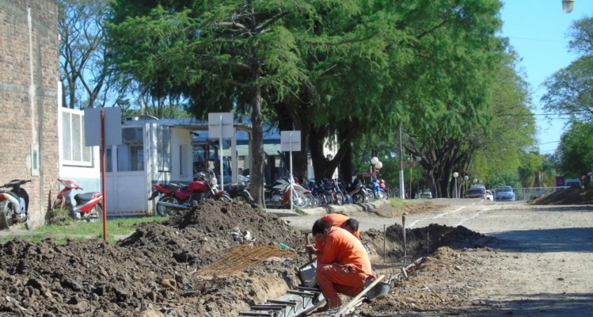 PROSIGUEN LAS OBRAS DE CORDONES CUNETA CON FONDOS DE CAFESG  