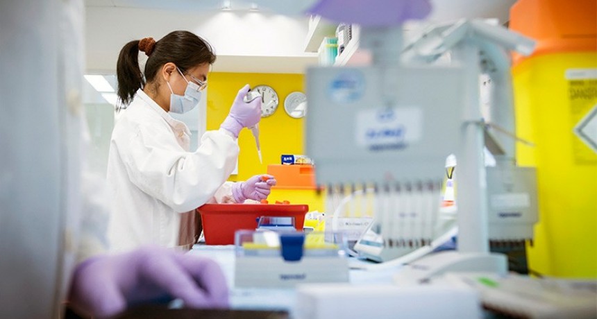 AstraZeneca anunció que su vacuna contra el covid-19 mostró un 70% de eficacia