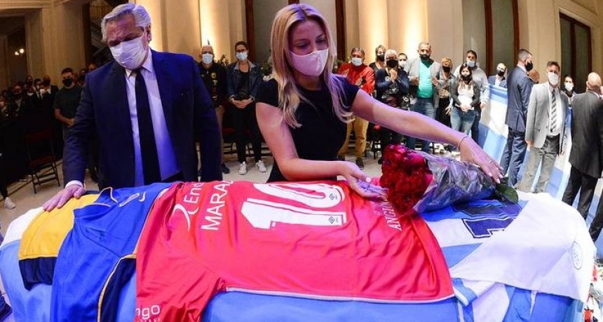 El adiós de Alberto: dejó una camiseta de Argentinos y el pañuelo de las Madres