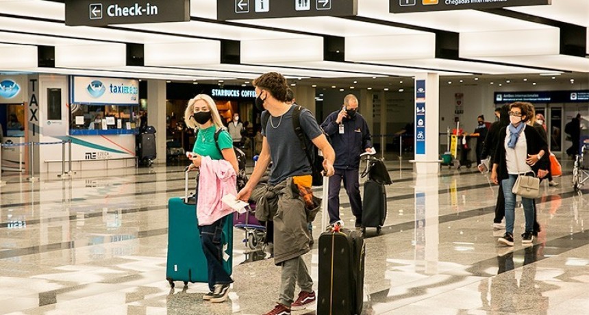 Turistas extranjeros podrán ingresar al país con esquema de vacunación completo