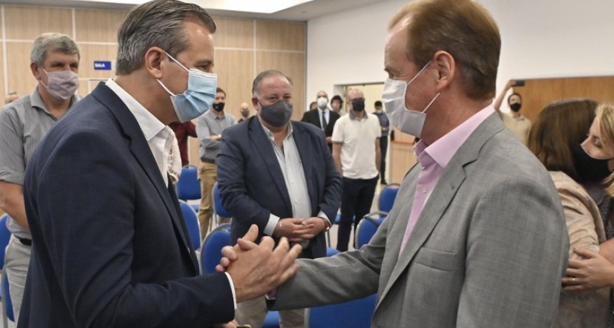 Bordet firmó contratos para obras educativas, sanitarias y de salud