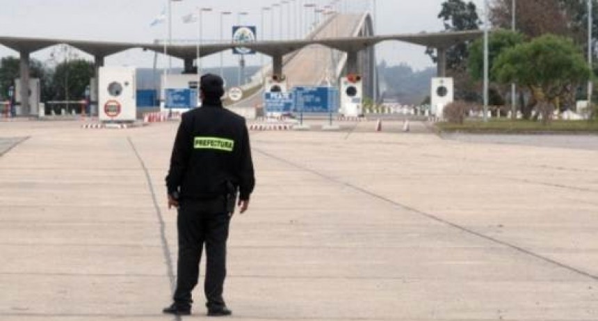 Transportistas uruguayos analizan bloquear puentes que conectan a Argentina