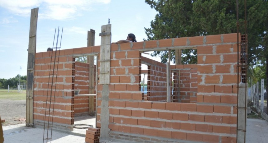 CONTINÚAN LAS OBRAS Y MEJORAS EN EL POLIDEPORTIVO MUNICIPAL  