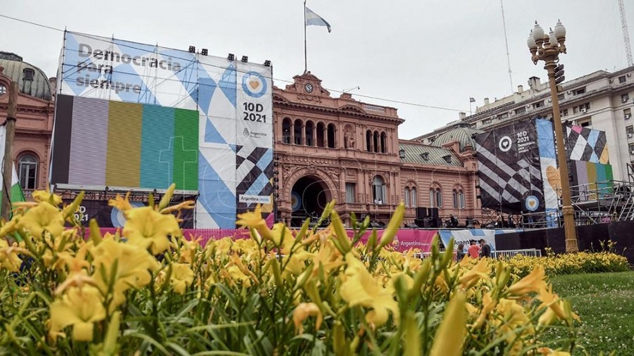 La Plaza de Mayo ya se prepara para recibir los festejos del Día de la Democracia y los DDHH