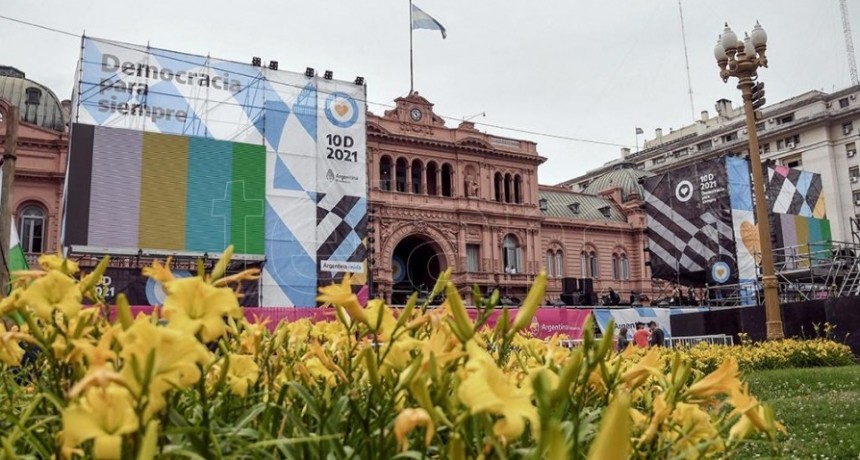 La Plaza de Mayo ya se prepara para recibir los festejos del Día de la Democracia y los DDHH