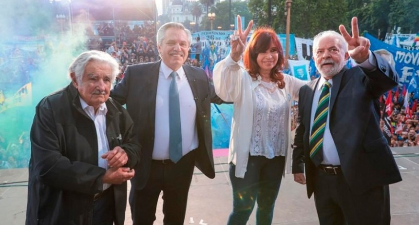 Una multitud celebró los 38 años de democracia ininterrumpida. Alberto Fernández: 